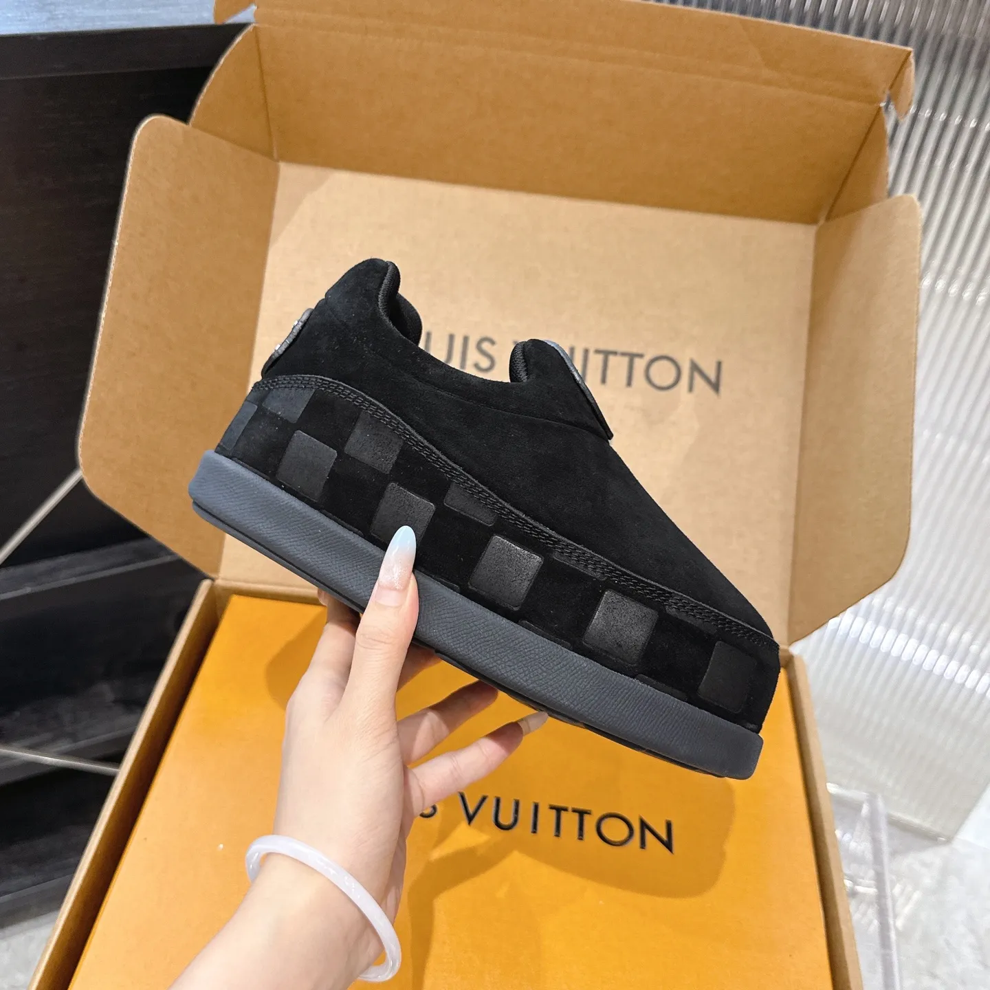 [L Family] P: 740💰 Couple model, size: women 35-41 (customized at 41 for women), 39-46 for men (customized at 45.46) The 2025 iteration of this Time Out sneaker, couple model, LV co-branded nigo, donkey brand, Louis Vuitton, ugly, cute😍Many Internet celebrities have shown off their feet, a classic and versatile item. Fabric: Imported high mercerized cow suede. Lining: high-grade elastic mesh, outsole: original molded outsole, palm print rubber outsole with hidden L letter and Monongram flower.